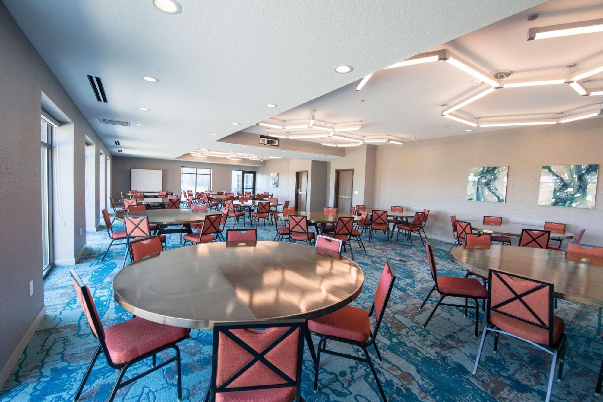 Hilton Garden Inn Des Moines Airport Exterior photo